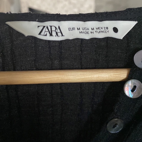 Irridescent buttons on crinkle fabric top - Picture 2 of 2